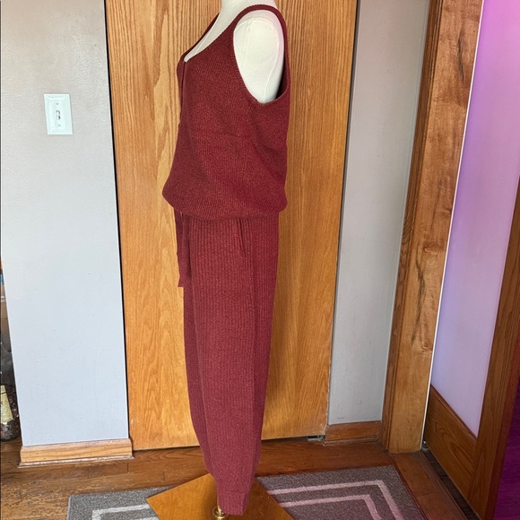 NWOT Universal Thread 2 pc lounge set. Size
M/L - Picture 4 of 5